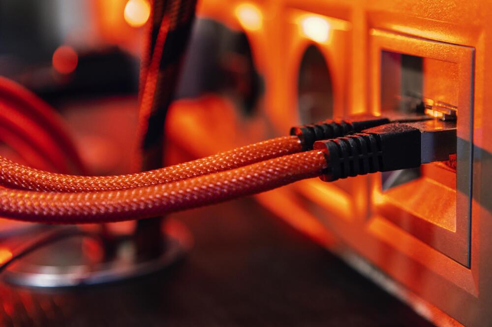 cables-fondo-rojo-claro.jpg